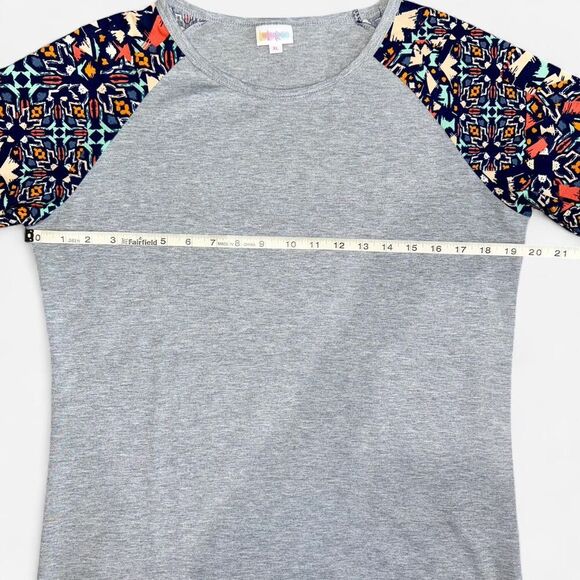 LulaRoe “Gigi” Grey and Navy Colorblock Geometric Sleeve T-shirt - Picture 4 of 7